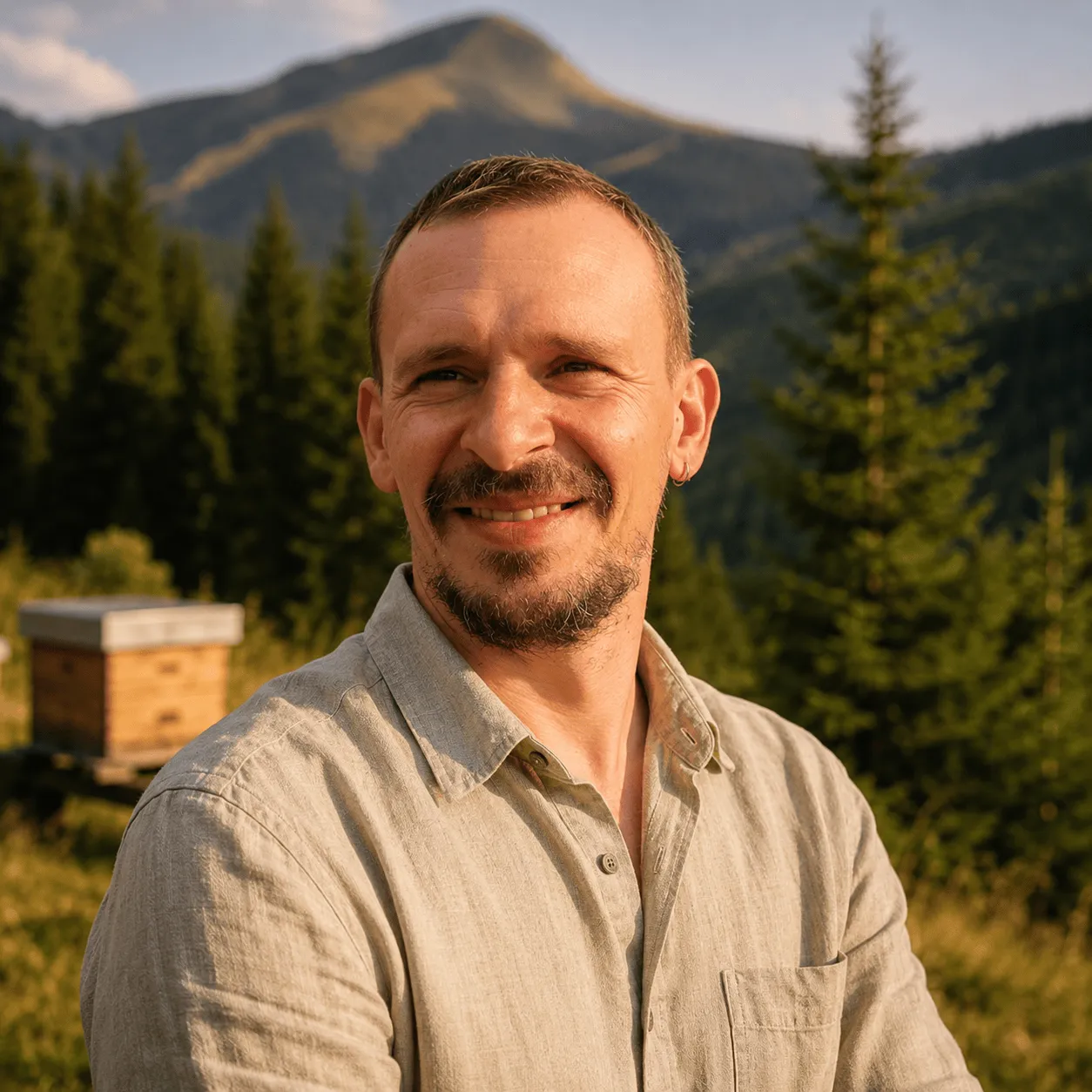 Portretul lui Marcel Miculaiciuc, fondatorul Bienen Königin, fotografiat la stupina sa montană din Carpați